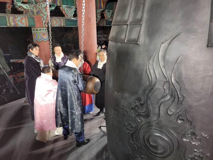 [서울=뉴시스] 백동현 기자 = 31일 밤부터 타종 행사가 열린 서울 종로구 보신각 인근에는 시민 10만여명(경찰 추산)이 모여들었다. 오세훈 서울시장과 시민대표 등 14명은 제야의 종을 울렸다. 2022.12.31. livertrent@newsis.com *재판매 및 DB 금지