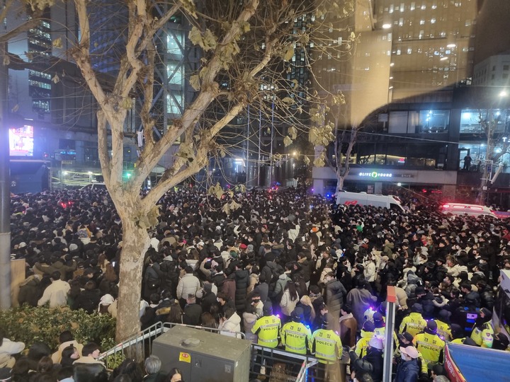 [서울=뉴시스] 전재훈 기자 = 31일 밤부터 타종 행사가 열린 서울 종로구 보신각 인근에는 시민 10만여명(경찰 추산)이 모여들었다. 2022.12.31. kez@newsis.com *재판매 및 DB 금지