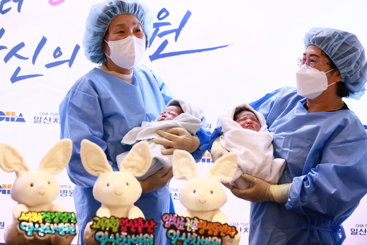 [서울=뉴시스] 1일 서울 고양시 일산 차병원은 이날 0시0분께 3명의 아기가 동시에 탄생했다고 밝혔다. (사진=차병원) 2023.01.01. *재판매 및 DB 금지