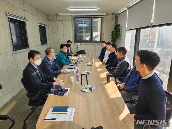 [서울=뉴시스] 조주현 중소벤처기업부(중기부) 차관(왼쪽 가운데)은 1일 새해 첫날 근무 중인 중소기업 현장을 방문해 8시간 추가연장근로 관련 대표자와 근로자의 의견을 청취하고 있다. (사진= 중기부 제공) 2022.01.01. photo@newsis.com