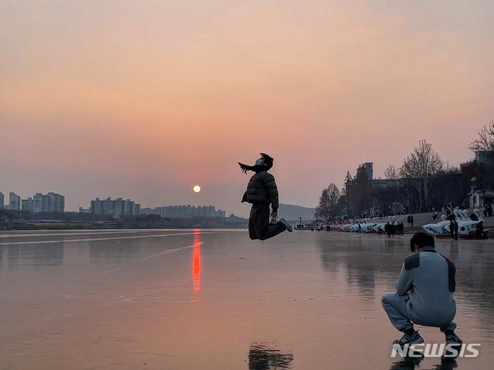 [대구 = 뉴시스] 정재익 수습기자 = 2023년 계묘년(癸卯年) '검은 토끼해' 새해를 맞이한 지난 1월1일 오전 대구 동구 동촌유원지 해맞이다리 밑에서 한 학생이 일출에 포즈를 취하고 있다. 2023.01.01. jjikk@newsis.com