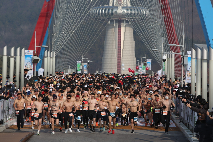 [대전=뉴시스] 1일 대전 갑천변서 열린 '2023 대전맨몸마라톤대회'에 참가자들이 힘찬 함성과 함께 출발하고 있다. *재판매 및 DB 금지