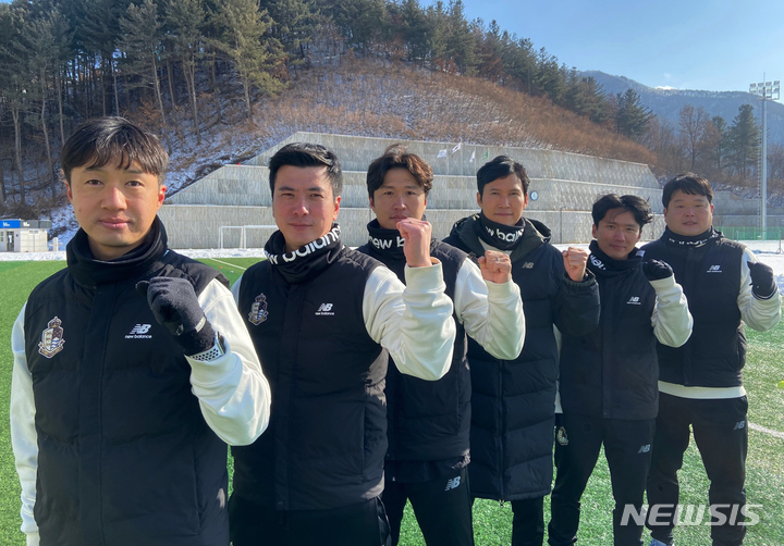 [서울=뉴시스]프로축구 서울 이랜드FC, '박충균 사단' 코칭스태프 구성 완료. 왼쪽부터 김용신 분석관, 황지환 피지컬코치, 이호 수석코치, 박충균 감독, 정혁 필드코치, 권순형 골키퍼코치 (사진 = 서울 이랜드FC 제공)