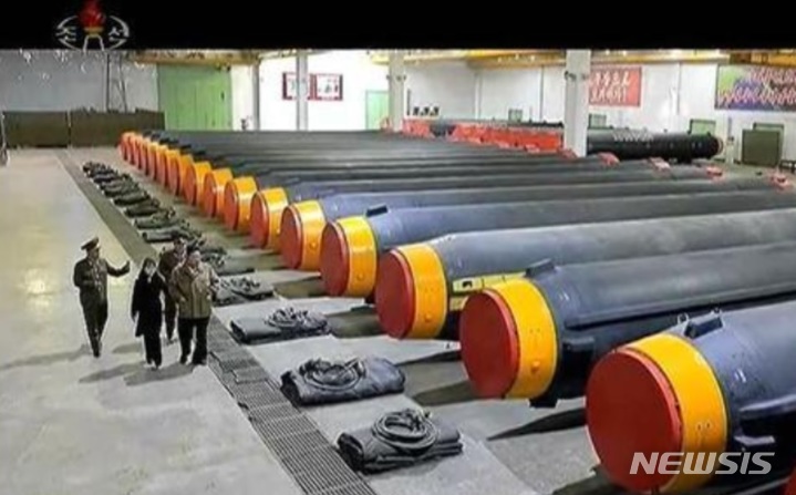 [서울=뉴시스] 북한 조선중앙TV가 1일 공개한 김정은 위원장과 둘째 딸 김주애의 모습. (사진=조선중앙TV 캡처) 2023.01.01