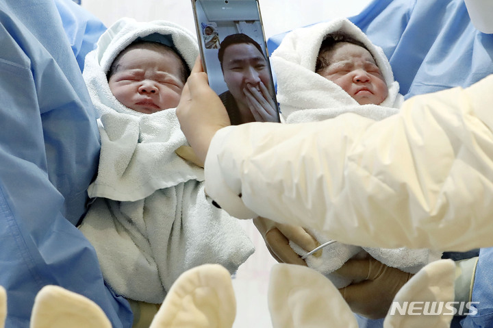 [고양=뉴시스] 최동준 기자 = 2023년 새해 첫 아기가 1일 0시경 경기 고양시 일산 차병원에서 태어났다. 2023.01.01. photocdj@newsis.com