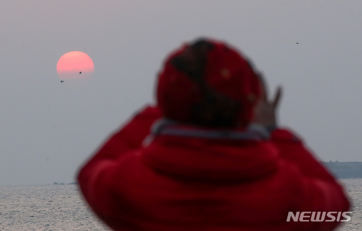 [서귀포=뉴시스] 우장호 기자 = ﻿﻿﻿﻿2024년 갑진년(甲辰年) '청룡의 해' 첫날 해돋이를 보기 위해 산행을 계획하는 사람들이 많다. '발목을 삐었다'고 표현되는 발목 염좌는 흔히 발생할 수 있는 부상으로 해당 부위가 붓거나 멍이 들면 의심해볼 필요가 있다. 2023.12.31. woo1223@newsis.com
