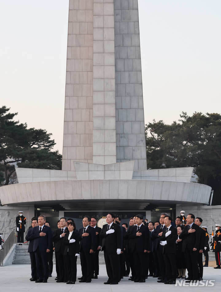 [서울=뉴시스] 전신 기자 = 윤석열 대통령이 계묘년 새해 첫날인 1일 서울 동작구 국립서울현충원을 찾아 참배를 마친 뒤 국기에 대한 경례를 하고 있다. (대통령실통신사진기자단) 2022.01.01. photo1006@newsis.com