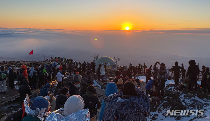 [제주=뉴시스] 우장호 기자 = 계묘년(癸卯年) 새해 첫날인 1일 오전 제주 한라산 정상에서 일출이 관측되고 있다. (사진=독자 제공) 2023.01.01. woo1223@newsis.com