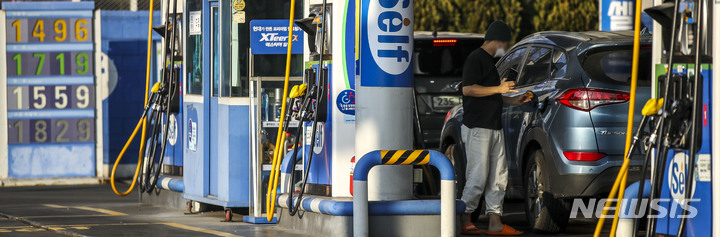 [서울=뉴시스] 정병혁 기자 = 서울시내 한 주유소에 유가 정보가 표시되어 있다. 2023.01.01. jhope@newsis.com