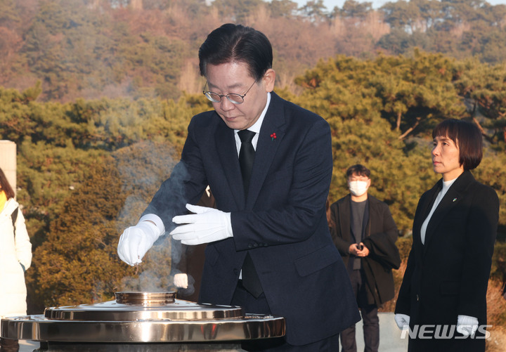 [서울=뉴시스] 고범준 기자 = 이재명 더불어민주당 대표가 새해 첫 날인 1일 오전 서울 동작구 국립서울현충탑을 찾아 참배, 분향하고 있다. (공동취재사진) 2023.01.01. photo@newsis.com