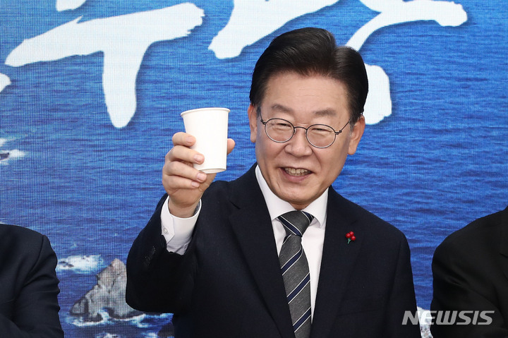 [서울=뉴시스] 고범준 기자 = 이재명 더불어민주당 대표가 1일 오전 서울 여의도 더불어민주당 중앙당사에서 열린 2023 신년인사회에서 건배를 하고 있다. (공동취재사진) 2023.01.01. photo@newsis.com