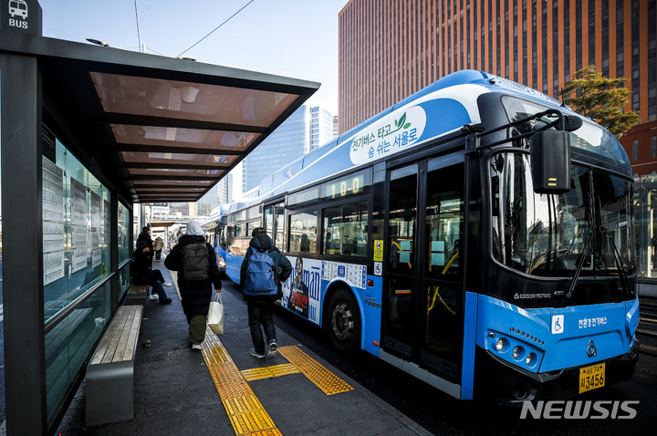 [서울=뉴시스] 정병혁 기자 = 1일 오전 서울 중구 세종대로에서 버스가 이동하고 있다. 사진은 기사와 직접 관계가 없습니다. 2023.01.01. jhope@newsis.com