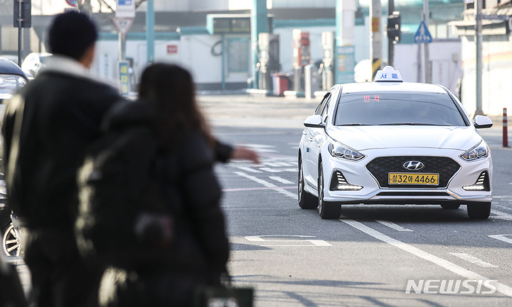 [서울=뉴시스] 정병혁 기자 = 1일 오전 서울 중구 서울역에서 시민들이 택시를 타고 있다. 2023.01.01. jhope@newsis.com