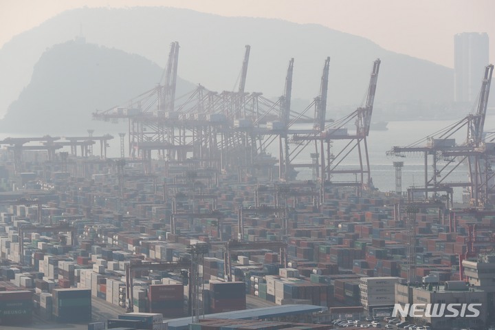 [부산=뉴시스] 하경민 기자 = 산업통상자원부는 지난해 사상 최고 수출 실적 달성에도 전 세계 에너지 가격 인상으로 인해 수입액이 불어나며 472억 달러 무역수지 적자를 기록했다고 1일 밝혔다. 무역수지 연간 적자를 기록한 것은 금융위기 당시인 2008년(132억6000만 달러·16조7473억원) 이후 14년 만이다. 이날 오전 부산 남구 신선대부두 일대에 안개가 끼어 있다. 2023.01.01. yulnetphoto@newsis.com