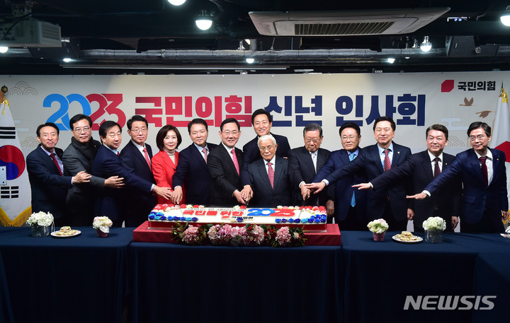 [서울=뉴시스] 고범준 기자 = 주호영 국민의힘 원내대표를 비롯한 참석자들이 지난 1일 서울 여의도 국민의힘 중앙당사에서 열린 2023 신년인사회에서 떡케익을 커팅하고 있다. (공동취재사진) 2023.01.01. photo@newsis.com