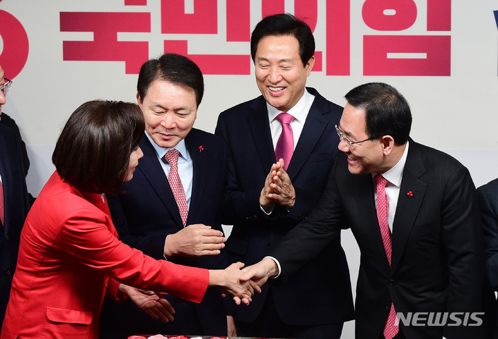 [서울=뉴시스] 고범준 기자 = 주호영 국민의힘 원내대표가 지난 1일 서울 여의도 국민의힘 중앙당사에서 열린 2023 신년인사회에서 나경원 저출산고령사회위원회 부위원장과 인사를 나누고 있다. (공동취재사진) 2023.01.01. photo@newsis.com