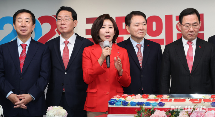 [서울=뉴시스] 고범준 기자 = 나경원 저출산고령사회위원회 부위원장이 1일 서울 여의도 국민의힘 중앙당사에서 열린 2023 신년인사회에서 인사말을 하고 있다. (공동취재사진) 2023.01.01. photo@newsis.com