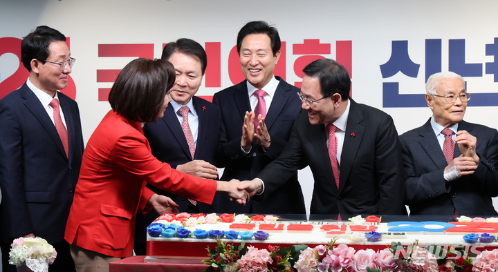 [서울=뉴시스] 고범준 기자 = 주호영 국민의힘 원내대표와 나경원 저출산고령사회위원회 부위원장이 지난 1일 서울 여의도 국민의힘 중앙당사에서 열린 2023 신년인사회에서 인사를 하고 있다. (공동취재사진) 2023.01.01. photo@newsis.com