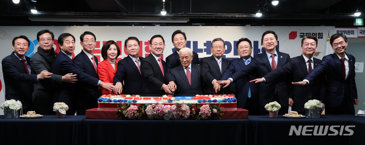 [서울=뉴시스] 고범준 기자 = 1일 서울 여의도 국민의힘 중앙당사에서 열린 2023 신년인사회에서 주호영 국민의힘 원내대표, 유흥수 전당대회 선거관리위원장과 오세훈 서울시장, 김기현-안철수-조경태 의원, 나경원 전 의원 등이 떡케익을 자르고 있다. (공동취재사진) 2023.01.01. photo@newsis.com