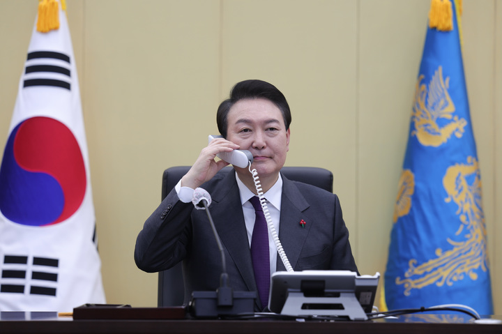 [서울=뉴시스] 윤석열 대통령이 계묘년 새해 첫날인 1일 서울 용산 대통령실 청사에서 군 대비태세 보고를 받고 있다. (사진=대통령실 제공) 2022.01.01. photo@newsis.com *재판매 및 DB 금지