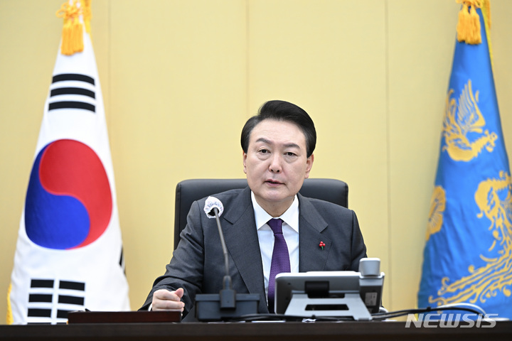 [서울=뉴시스] 윤석열 대통령이 계묘년 새해 첫날인 1일 서울 용산 대통령실 청사에서 군 대비태세 보고를 받고 있다. (사진=대통령실 제공) 2022.01.01. photo@newsis.com *재판매 및 DB 금지