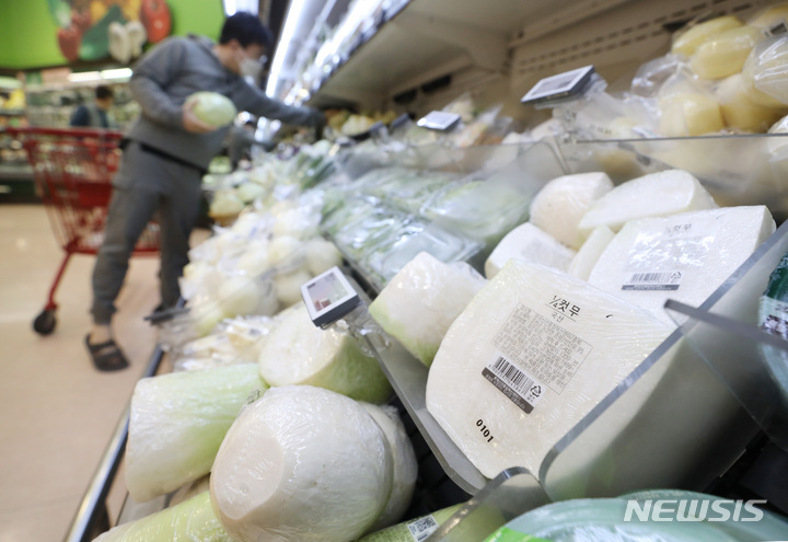 [서울=뉴시스] 김진아 기자 = 서울 시내 한 대형마트에서 무가 판매되고 있다. 2023.01.01. bluesoda@newsis.com