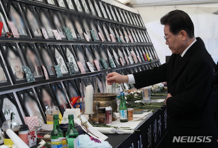 [서울=뉴시스] 국회사진기자단 = 이재명 더불어민주당 대표가 1일 서울 용산구 이태원광장에 마련된 10.29 이태원참사 희생자 시민분향소를 찾아 헌화 분향하고 있다. 2023.01.01. photo@newsis.com