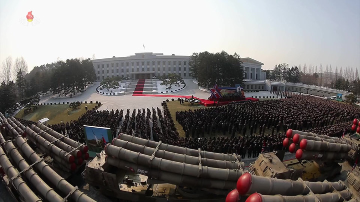[서울=뉴시스] 김정은 북한 국무위원장이 600mm 초대형 방사포 증정식에 참석했다고 조선중앙TV가 1일 보도했다. (사진=조선중앙TV 캡처) 2023.01.01. photo@newsis.com *재판매 및 DB 금지