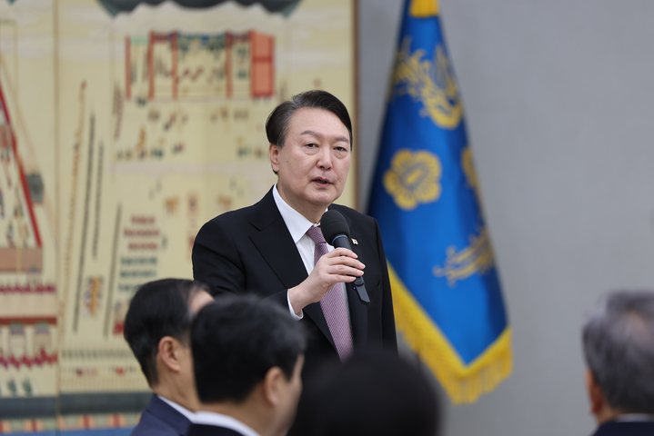 [서울=뉴시스] 윤석열 대통령이 계묘년 새해 첫날인 지난 1일 서울 용산 대통령실 청사에서 한덕수 국무총리 등 국무위원들과 조찬에 앞서 발언하고 있다. (사진=대통령실 제공) 2022.01.01. photo@newsis.com *재판매 및 DB 금지