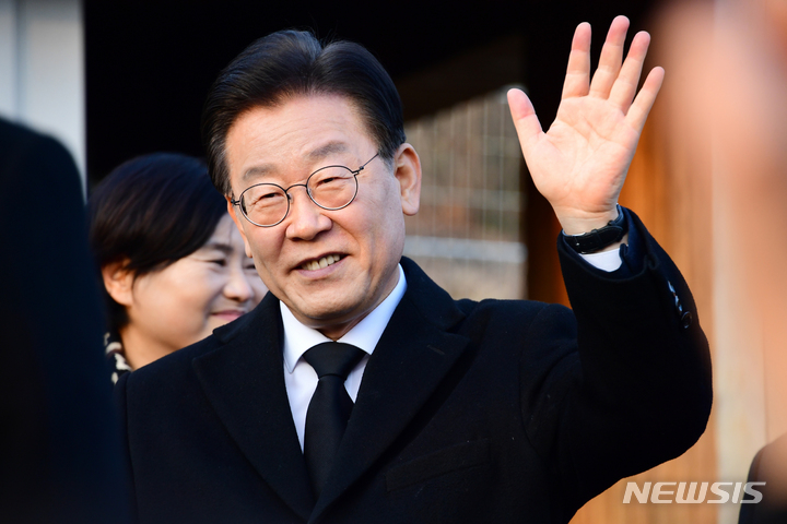 [김해=뉴시스] 차용현 기자 = 1일 오전 더불어민주당 이재명 대표가 경남 김해시 진영읍 봉하마을 故 노무현 전 대통령 묘역을 참배한 후 지지자들에게 손을 들어 인사하고 있다. 2023.01.01. con@newsis.com