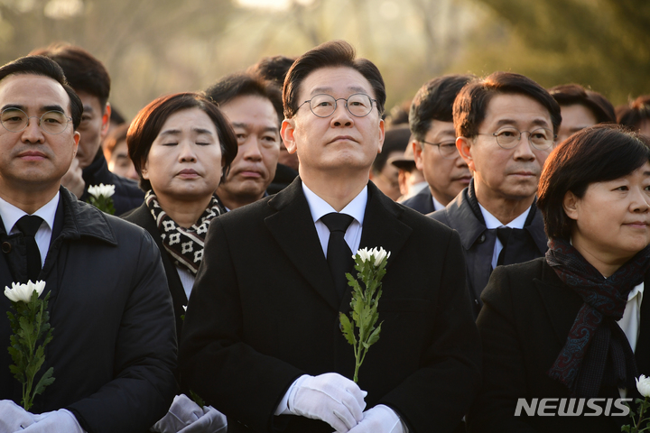 [김해=뉴시스] 차용현 기자 = 1일 오후 더불어민주당 이재명 대표가 당 지도부와 함께 경남 김해시 진영읍 봉하마을 故 노무현 전 대통령 묘역을 참배하고 있다. 2023.01.01. con@newsis.com