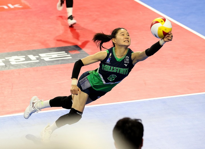 [서울=뉴시스] 김선웅 기자 = 1일 경기 화성시 실내체육관에서 열린 도드람 2022-2023 V리그 현대건설과 기업은행의 경기에서 김연견이 디그를 성공시키고 있다. (사진=현대건설 배구단 제공) 2023.01.01. photo@newsis.com *재판매 및 DB 금지