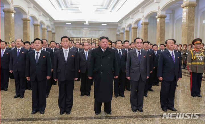 [서울=뉴시스] 김정은 금수산태양궁전 참배. (사진=노동신문 캡처) 2022.01.02