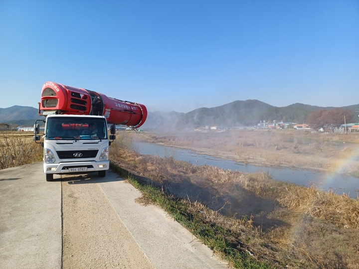 [고성(경남)=뉴시스] 신정철 기자= 고병원성 조류인플루엔자 방역. (사진=고성군 제공).2023.01.02. photo@newsis.com *재판매 및 DB 금지