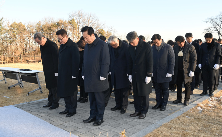 [안동=뉴시스] 이철우 경북도지사 등이 2일 오전 안동 충혼탑에서 '신년 참배'를 하고 있다. (사진=경북도 제공) 2023.01.02 *재판매 및 DB 금지