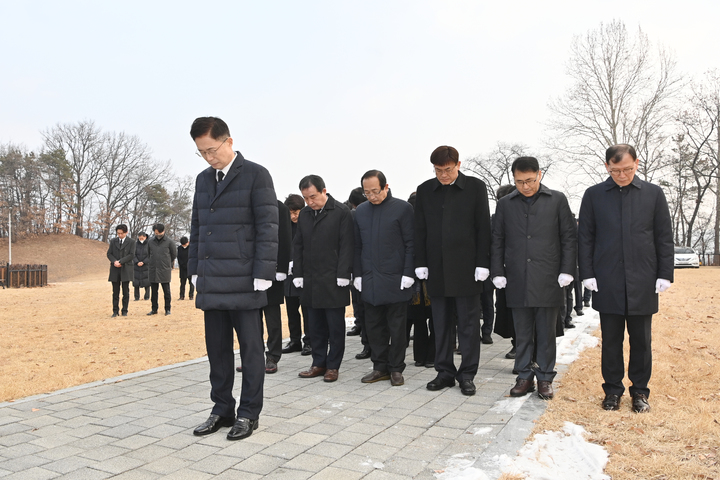 [안동=뉴시스] 임종식 경북교육감 등이 지난 1일 아침 안동 충혼탑에서 참배하고 있다. (사진=경북교육청 제공) 2023.01.02 *재판매 및 DB 금지