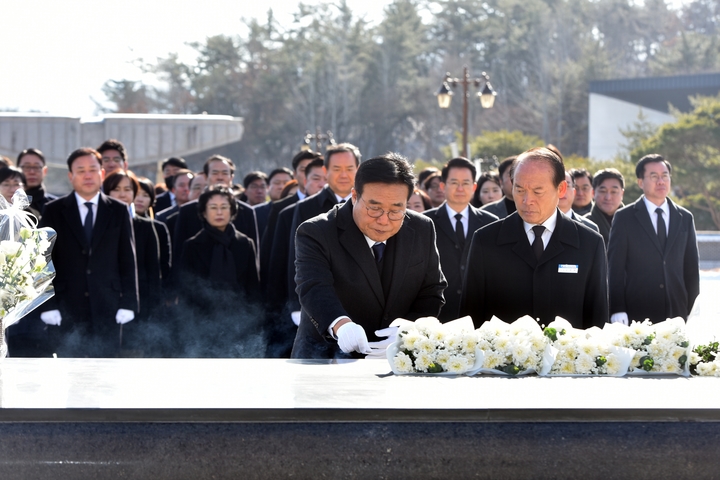 [광주=뉴시스] 송창헌 기자 =더불어민주당 광주시당 당직자와 민주당 소속 국회·지방의원 등 100여 명이 계묘년 새해를 맞아 2일 오전 광주 국립 5·18 민주묘지를 찾아 합동 참배하고 있다. (사진=민주당 광주시당 제공) 2023.01.02 photo@newsis.com *재판매 및 DB 금지