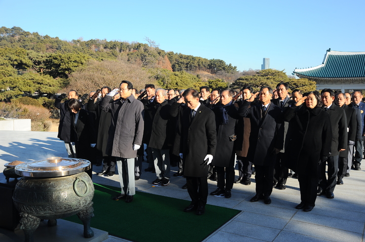 [서울=뉴시스] 2일 향군 임직원들이 현충원을 참배하고 국가안보 활동에 한층 더 매진할 것을 다졌다. (사진=향군) 2023.01.02. photo@newsis.com *재판매 및 DB 금지