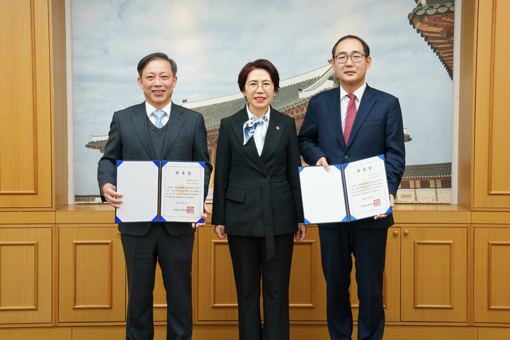 [전주=뉴시스] 전라북도의회, 법률고문 신규변호사 위촉 모습. *재판매 및 DB 금지