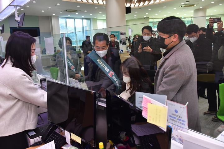 [양산=뉴시스] 안지율 기자 = 나동연 경남 양산시장이 2일 오전 혼인신고를 위해 양산시청 종합민원실을 방문한 첫 번째 민원인을 맞으며 새해 첫 업무를 시작하고 있다. (사진=양산시 제공) 2023.01.02. photo@newsis.com *재판매 및 DB 금지