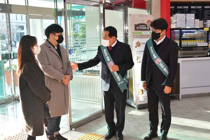 [양산=뉴시스] 안지율 기자 = 나동연(오른쪽 두 번째) 경남 양산시장이 2일 오전 혼인신고를 위해 양산시청 종합민원실을 방문한 첫 번째 민원인을 맞으며 새해 첫 업무를 시작하고 있다. (사진=양산시 제공) 2023.01.02. photo@newsis.com  *재판매 및 DB 금지