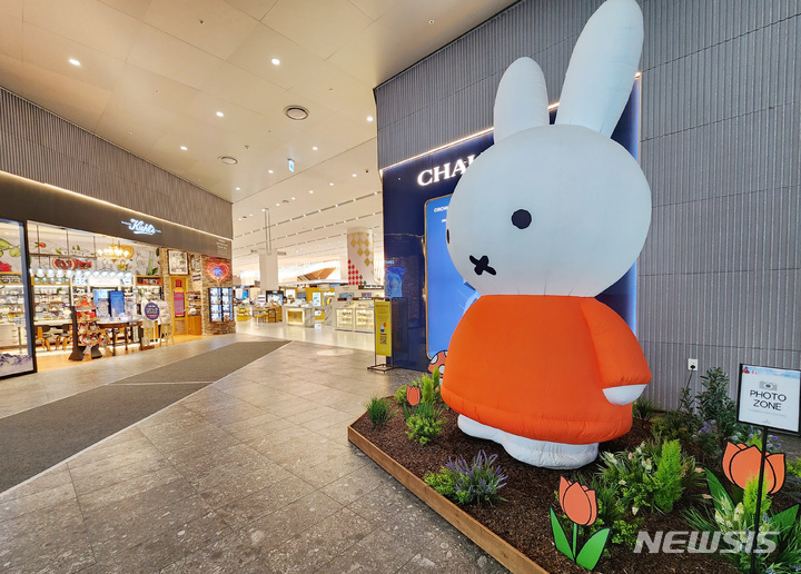 [수원=뉴시스] 갤러리아 광교 1층 정문광장에 전시된 네덜란드 토끼캐릭터 브랜드 '미피' (사진=갤러리아 제공) 2023.01.19.