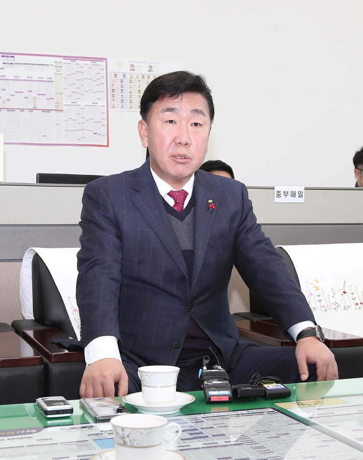 [청주=뉴시스] 이범석 충북 청주시장이 2일 시청 기자실에서 새해 주요현안을 설명하고 있다. 2023.01.02. photo@newsis.com *재판매 및 DB 금지