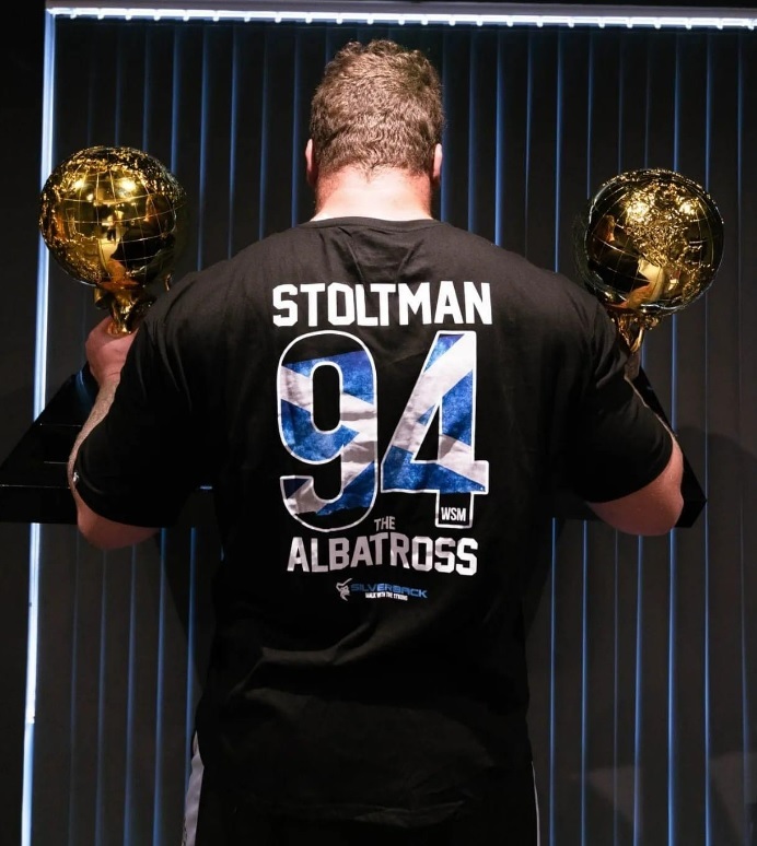 [서울=뉴시스] 2021-2022 스트롱맨 챔피언십에서 연속 우승한 톰 스톨트맨이 2개의 트로피를 들고 포즈를 취하고 있다 (사진출처: 인스타그램 캡처) 2023.01.02. *재판매 및 DB 금지