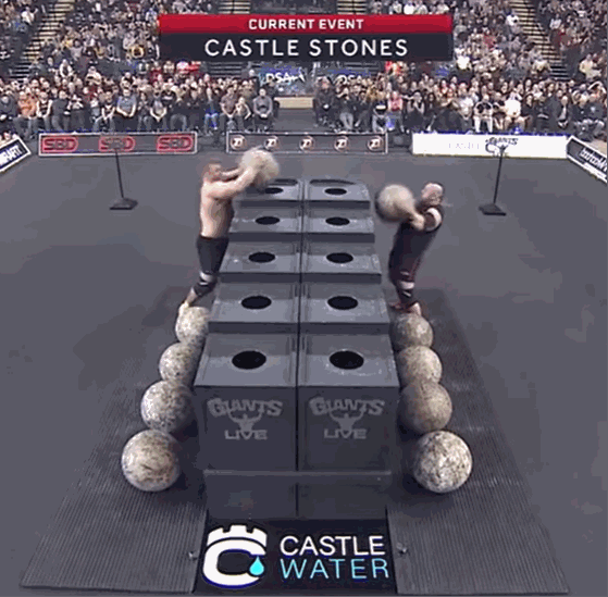 [서울=뉴시스] 장기인 '아틀라스 스톤'을 선보이고 있는 톰 스톨트맨(왼쪽), 스톨트맨은 2022년 대회에서도 아틀라스 스톤에서 점수차를 뒤집을 수 있었다 (사진출처: 자이언트 라이브 스트롱맨 유튜브 영상 캡처) 2023.01.02. *재판매 및 DB 금지