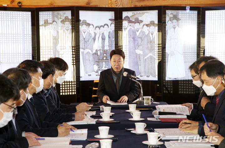 [전주=뉴시스]윤난슬 기자 = 우범기 전북 전주시장이 2일 조선시대 전라도의 수부였던 전라감영 선화당에서 신년 첫 확대 간부회의를 열고 "올해를 전주가 전라도의 수도로 재도약하는 원년으로 만들겠다"고 밝혔다.2023.01.02.(사진=전주시 제공)