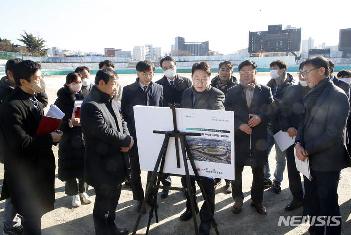 [전주=뉴시스]윤난슬 기자 = 우범기 전북 전주시장이 2일 새해 첫 현장방문으로 전주종합경기장 부지 내 야구장을 찾아 철거 상황을 점검하고 있다.2023.01.02.(사진=전주시 제공) 