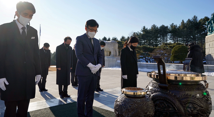 [서울=뉴시스] 홍찬선 기자 = 나희승 한국철도공사(코레일)사장이 2일 오전 국립대전현충원을 찾아 호국철도 영령을 추모하고 있다. (사진=코레일 제공) 2023.01.02. photo@newsis.com *재판매 및 DB 금지