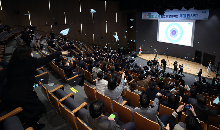 [수원=뉴시스] 2일 오전 경기도청 1층 대강당에서 열린 2023 '기회의 경기' 도민과 함께 하는 새해 인사회에서 김동연 경기도지사가 새해 소망 기원 종이비행기 날리기를 하고 있다. (사진=경기도 제공) 2023.01.02. photo@newsis.com *재판매 및 DB 금지