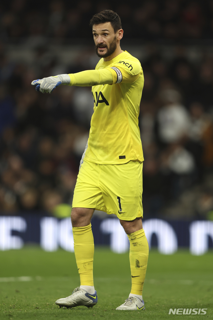 [런던=AP/뉴시스]위고 요리스(토트넘)가 1일(한국시간) 영국 런던 토트넘 홋스퍼 스타디움에서 열린 잉글랜드 프로축구 프리미어리그(EPL) 토트넘과 아스톤 빌라의 2022~2023시즌 18라운드 경기에서 손짓하고있다. 2023.01.02.